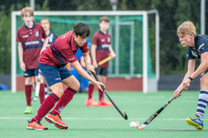 Wedstrijd in de regen tussen de JB4 teams